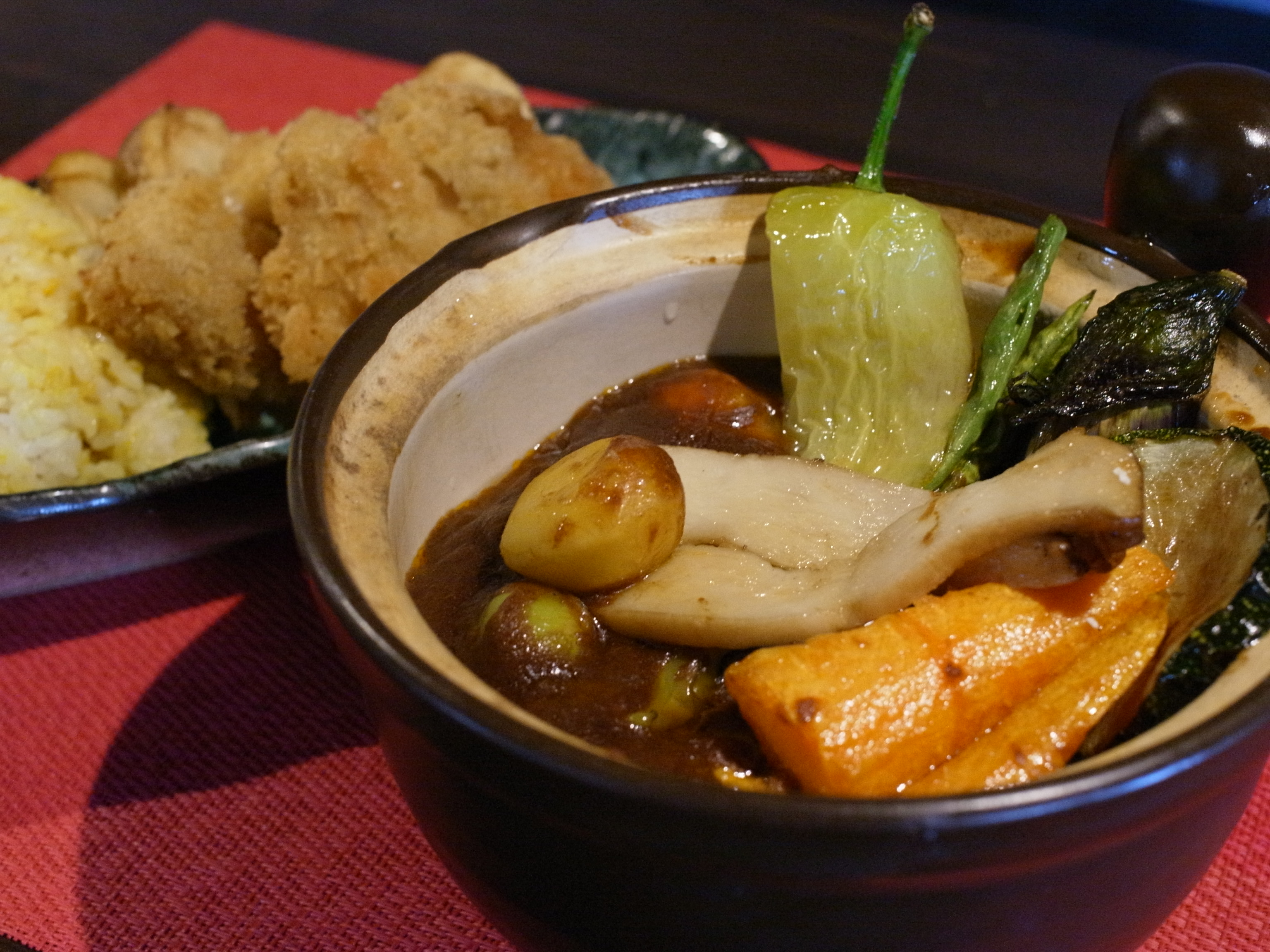 チキンカツとゴロゴロ野菜の土鍋カレー